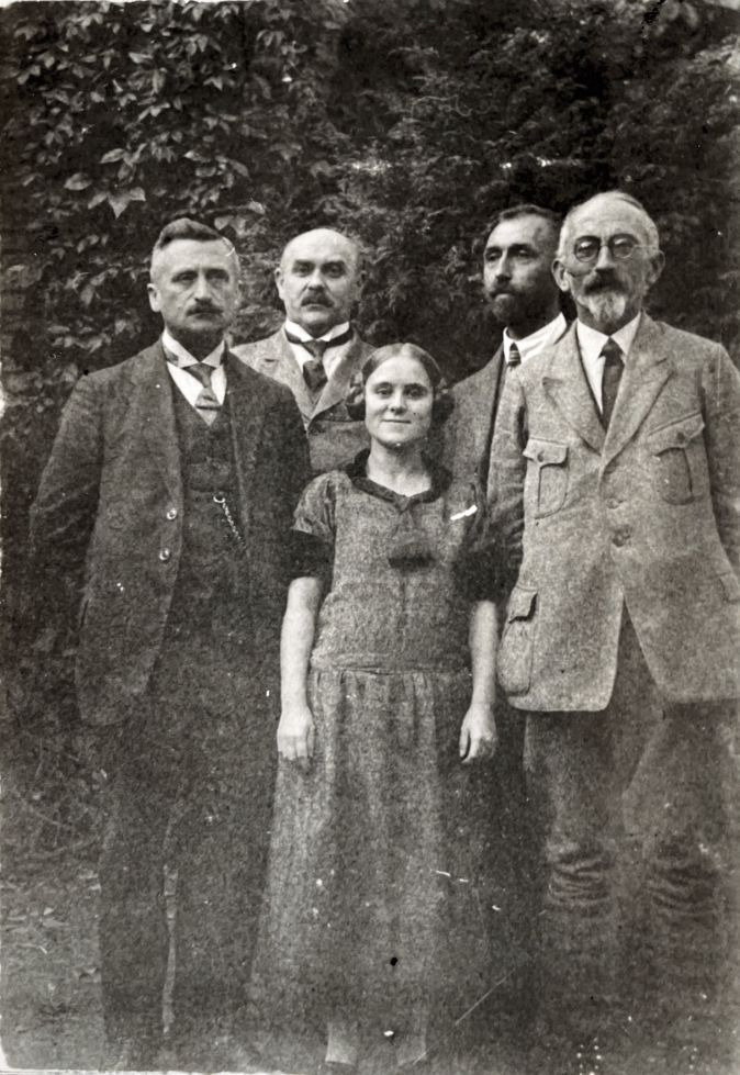 das schwarz-weiß Foto zeigt Frida Stoppenbrink in der Mitte von vier Männern.